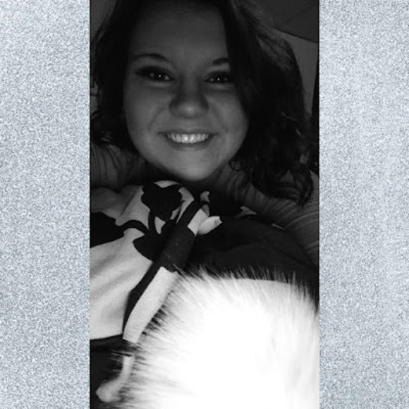 Profile Picture of Danielle Ragan (@dannid952) on Poshmark