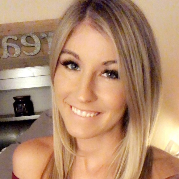 Profile Picture of Ashley Murphy (@ashmarie433) on Poshmark
