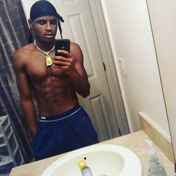 Profile Picture of Johndell Pye (@jdthegoat400) on Poshmark