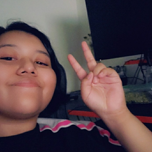 Profile Picture of Kayleen Dolfin (@kayleen_dolfin) on Poshmark