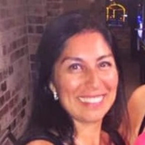 Profile Picture of Lisa Hoffenberg (@lisahoffenberg) on Poshmark