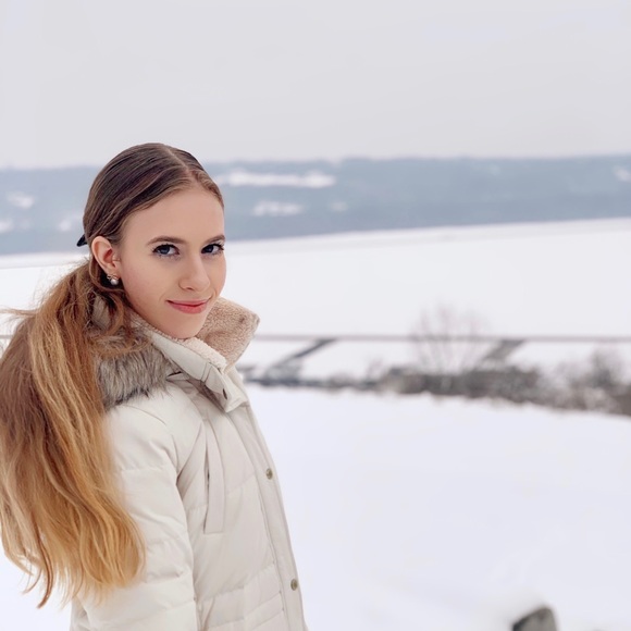 Profile Picture of Simona Sawall (@simonasawall) on Poshmark