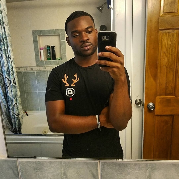 Profile Picture of Darius Lofton (@darius4422) on Poshmark