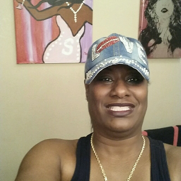 Profile Picture of Linda Edwards (@lindaed68) on Poshmark