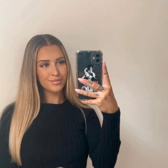 Profile Picture of Ashleigh Nicholson (@ashleighnich496) on Poshmark