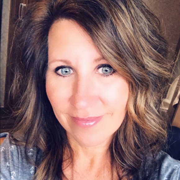 Profile Picture of Amy Freerksen (@amyfreerksen) on Poshmark