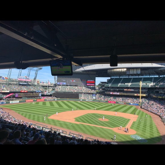 Profile Picture of Michael Hurd (@hurdy253) on Poshmark