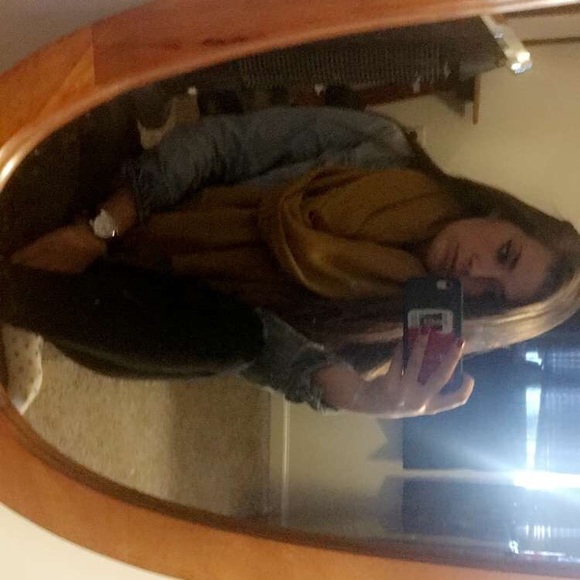 Profile Picture of Brittany Chizick (@brittanychizick) on Poshmark