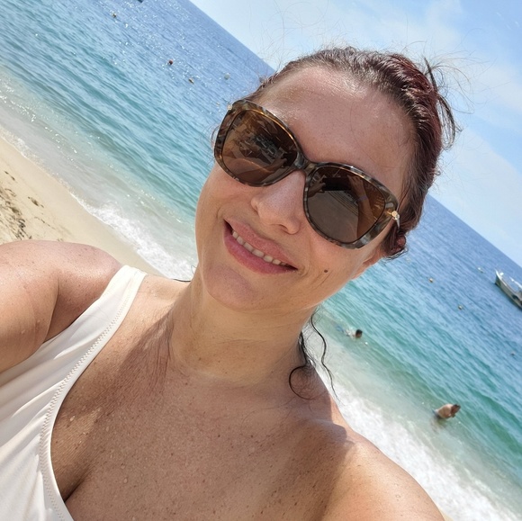 Profile Picture of Kimberly Felts (@ksfgardner) on Poshmark