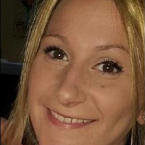 Profile Picture of Ashleigh Knoerlein (@ashmk33) on Poshmark