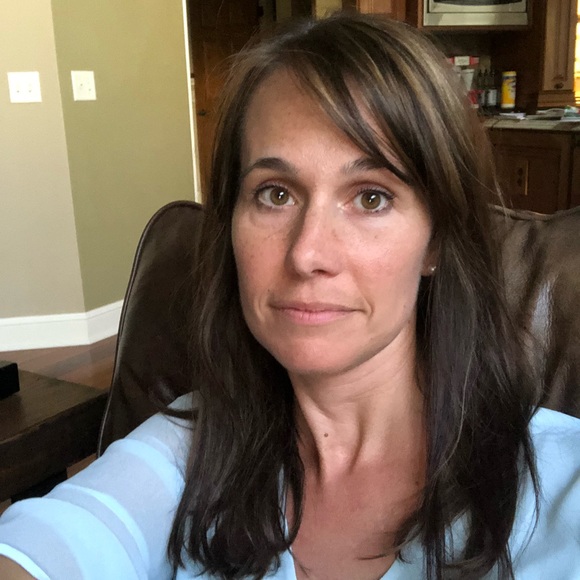 Profile Picture of Sara Edinger (@sedinger) on Poshmark