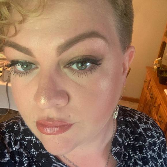 Profile Picture of Danielle Baxter (@dbaxter328) on Poshmark