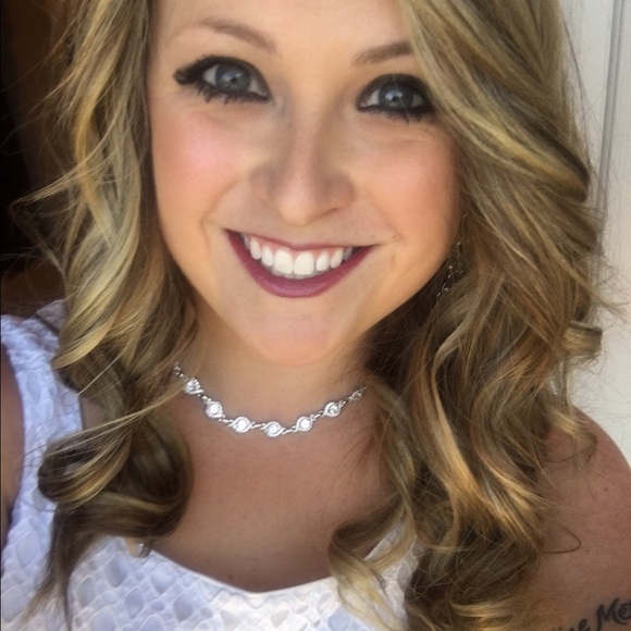 Profile Picture of Lindsay💃🏼 Swift💋 (@4lindz) on Poshmark