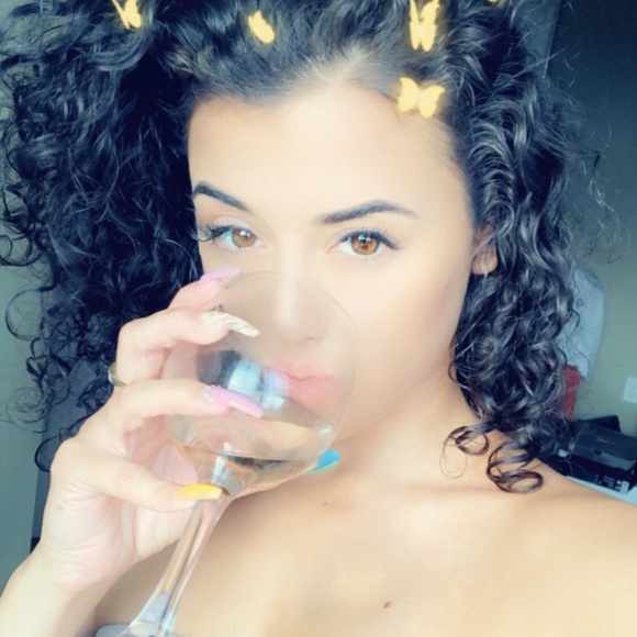 Profile Picture of Rebecca Mcdougall (@beckyscloset96) on Poshmark