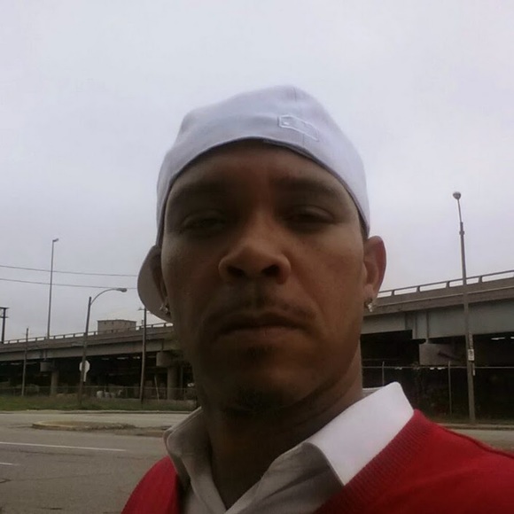 Profile Picture of Aaron Sims (@aaronsims27) on Poshmark