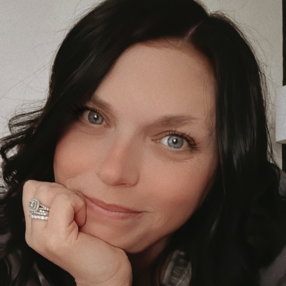 Profile Picture of Christy Hobby (@busybee76) on Poshmark