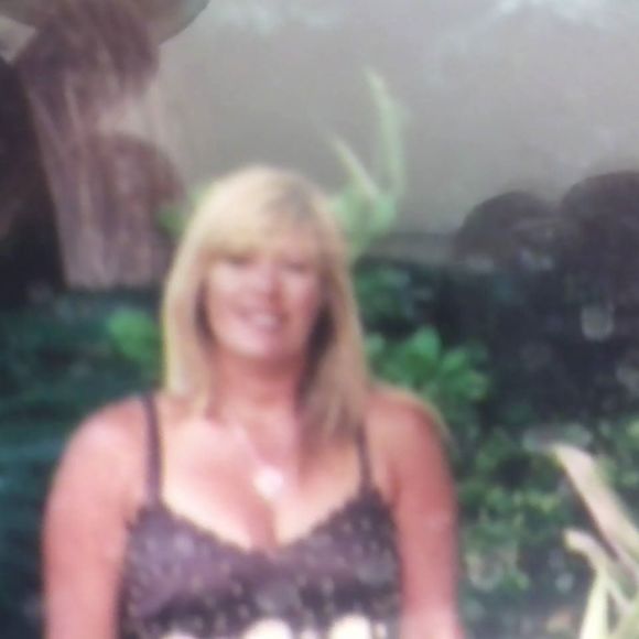 Profile Picture of Stella Aritelli (@stellart63) on Poshmark