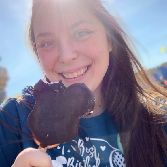 Profile Picture of Nikki Newton (@nikkinewton1010) on Poshmark