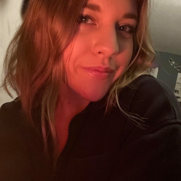 Profile Picture of Shannon Poulin (@shpoulin) on Poshmark