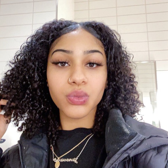 Profile Picture of Jen Consalvi (@jenavievexo) on Poshmark