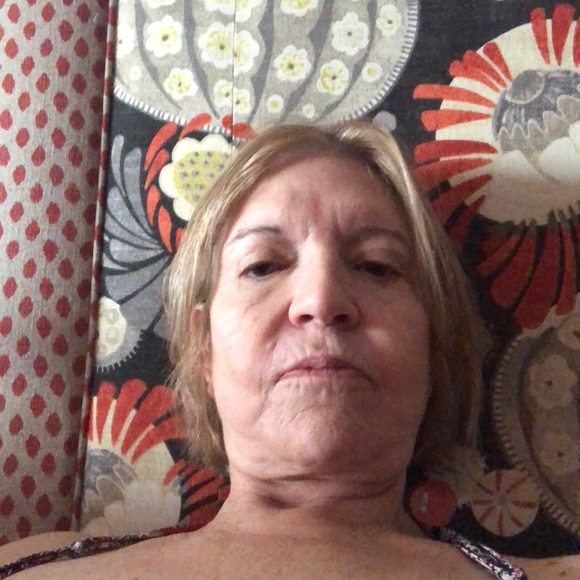 Profile Picture of Bobbie Floyd (@bcbgf31043) on Poshmark