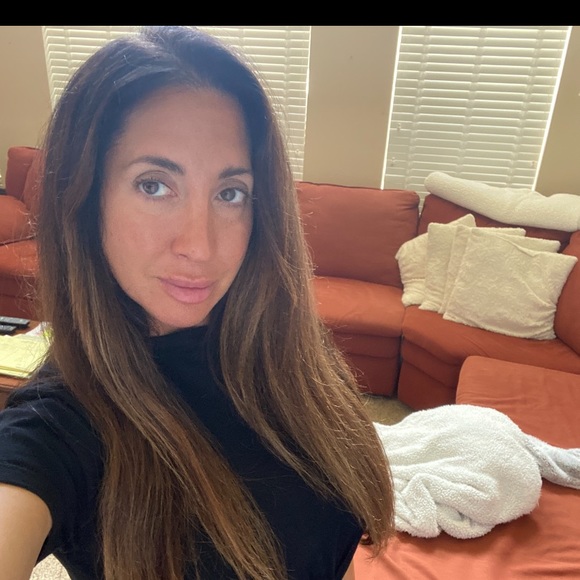 Profile Picture of Laura Pulieri (@laurapulieri) on Poshmark