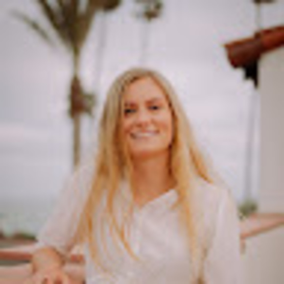 Profile Picture of Elizabeth Dapper (@lizakdapper) on Poshmark