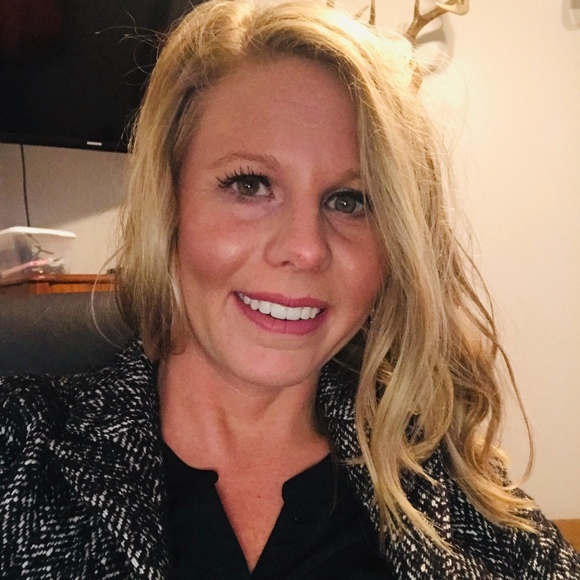 Profile Picture of Krista Drier (@kristadinwi) on Poshmark