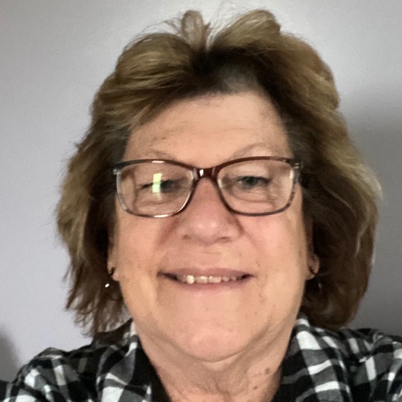 Profile Picture of Luann Currier (@luannie54) on Poshmark