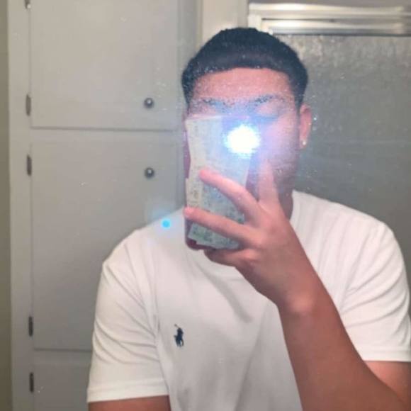 Profile Picture of Daniel Pena (@snkr_head) on Poshmark