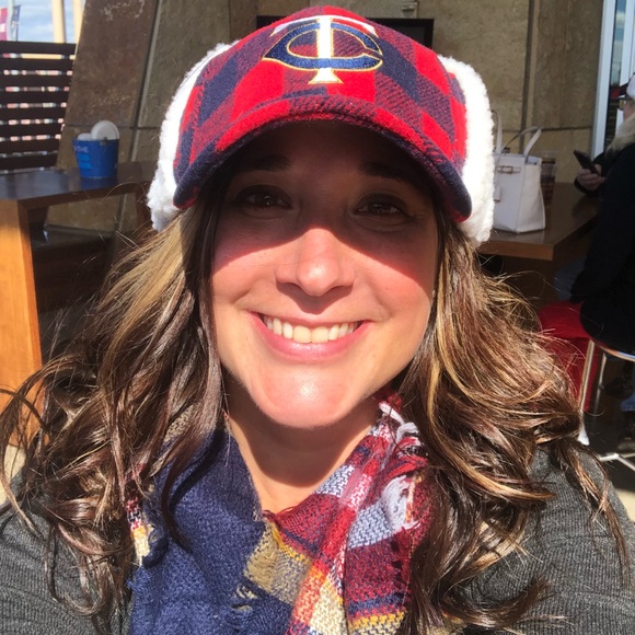 Profile Picture of Dani Minnick (@dminni) on Poshmark