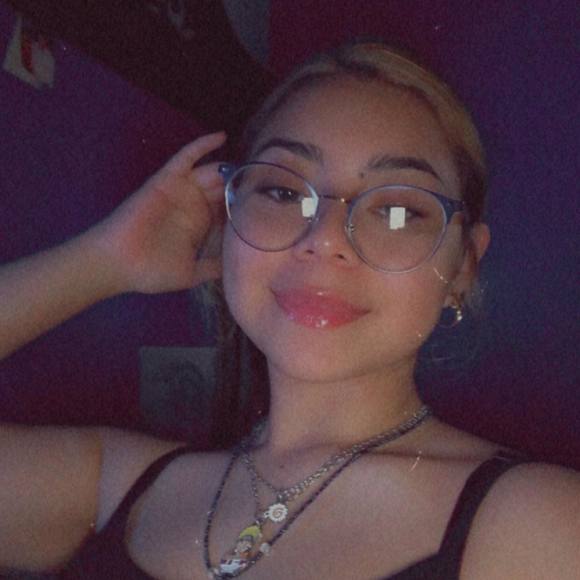 Profile Picture of Leslie Mendieta (@lesliemendieta) on Poshmark