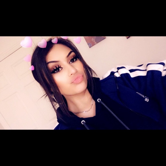 Profile Picture of Brettany Hernandez (@biinnii) on Poshmark