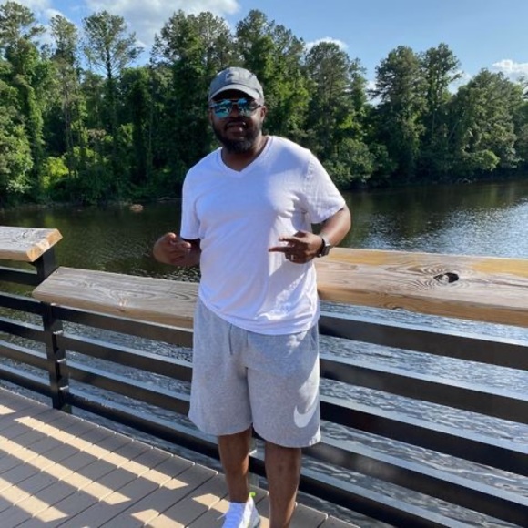 Profile Picture of Damon Dowling (@damon_dowling) on Poshmark