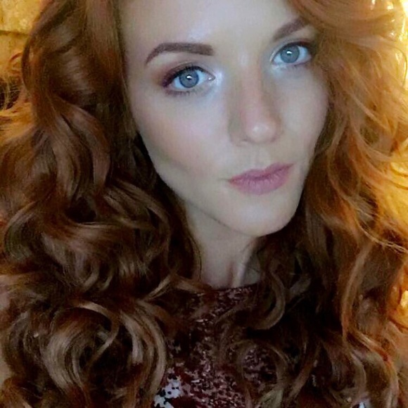 Profile Picture of Alicia Mendonza (@leashadonza) on Poshmark