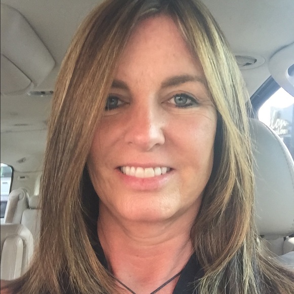 Profile Picture of Kelly Velde (@velde) on Poshmark