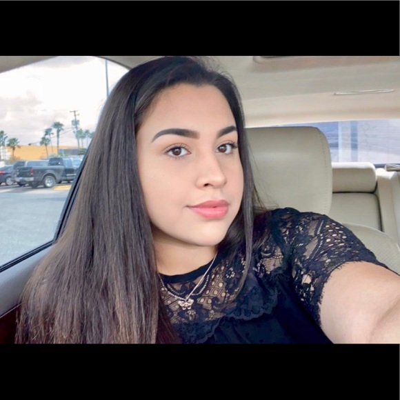 Profile Picture of Julianna Leal (@julianna681) on Poshmark
