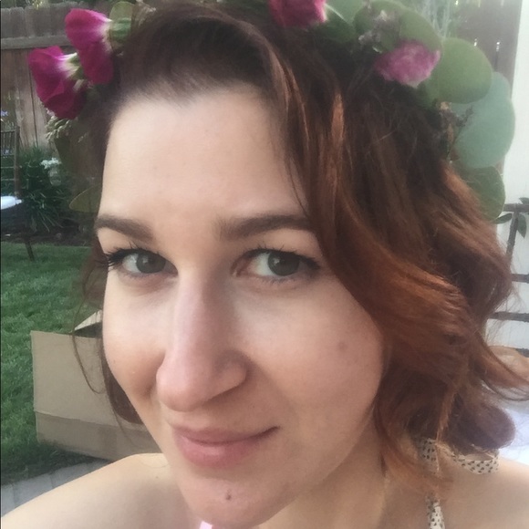 Profile Picture of Vanessa Altshuler (@valtshuler) on Poshmark