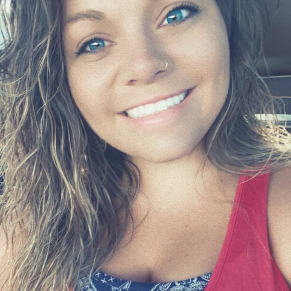 Profile Picture of Alexis Witt (@kandlwitt) on Poshmark