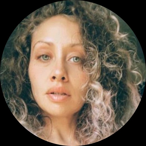 Profile Picture of Danielle Quiles (@missdee1043) on Poshmark