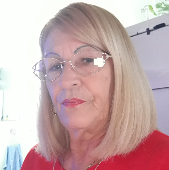 Profile Picture of Zoila Arencibia (@arencibiaz) on Poshmark