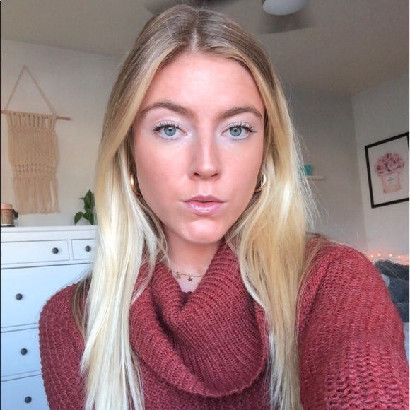 Profile Picture of Amanda Buffington (@amandab927) on Poshmark