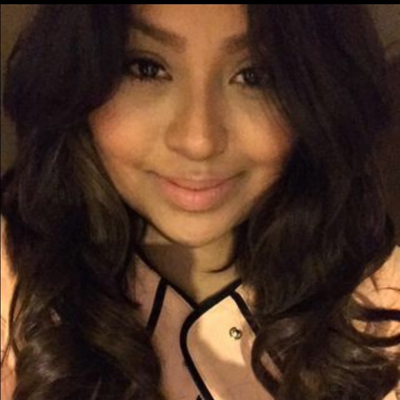 Profile Picture of Claudia Salinas (@klau1130) on Poshmark