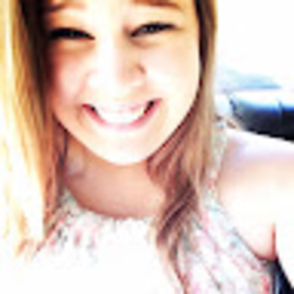 Profile Picture of Larae Kleinpeter (@laraekleinpeter) on Poshmark