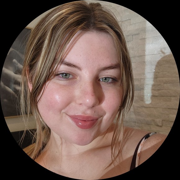Profile Picture of Cali Sasnett (@calisasnett) on Poshmark