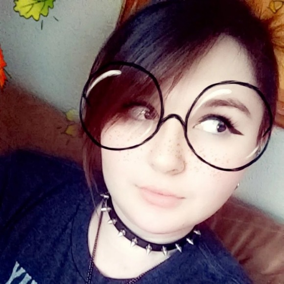 Profile Picture of Danielle Karaszewski (@littledevil325) on Poshmark