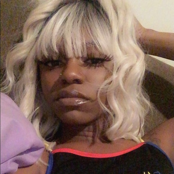 Profile Picture of Essie Essie (@essie_essie) on Poshmark