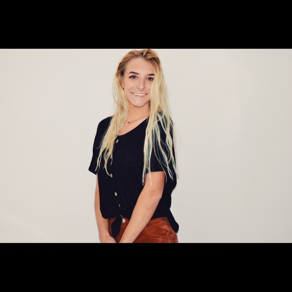 Profile Picture of Kylie Bangert (@kyliebangert) on Poshmark