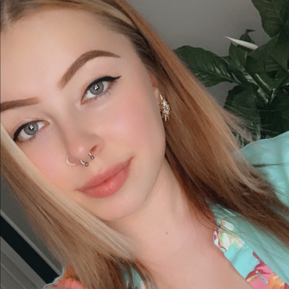Profile Picture of Kristi Fitzherbert (@kristiidf) on Poshmark