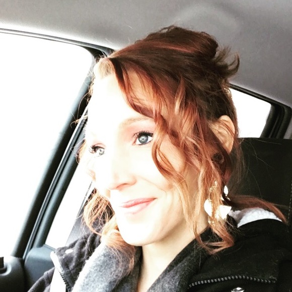 Profile Picture of Jasmine Hoffman (@sunshinehoffman) on Poshmark